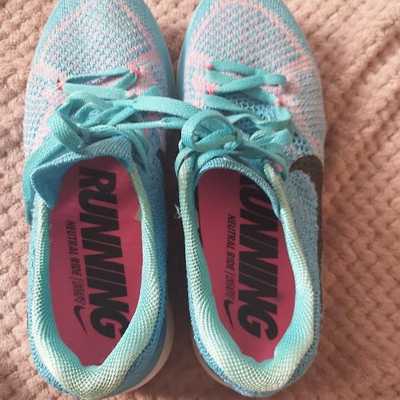 Ladies 7.5 Nikes - Picture 2 of 3
